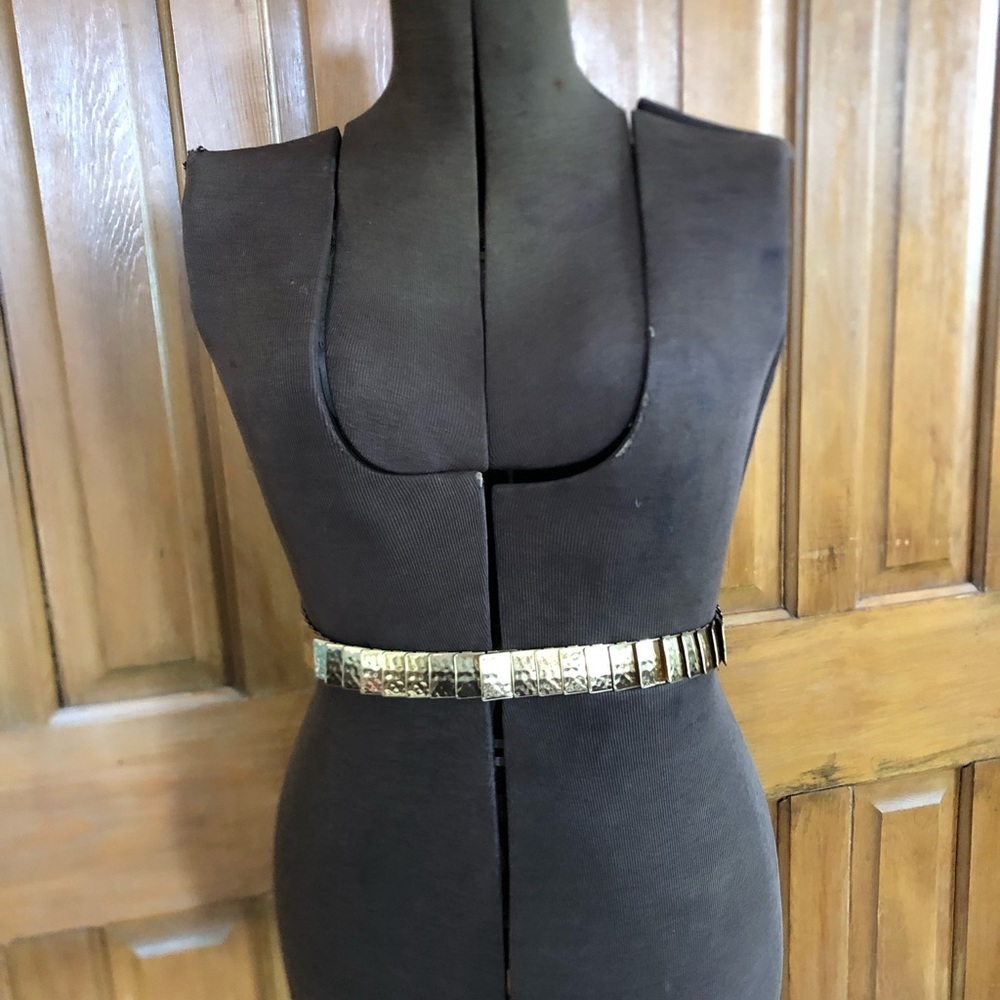 Vtg Gold Tone Hammered Metal Elastic Belt